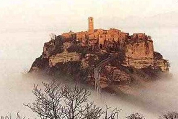 Civita di Bagnoregio nella nebbia