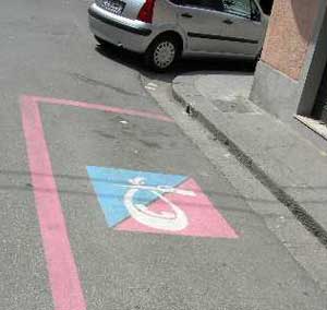 PARCHEGGIO STRISCE ROSA