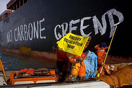 Triplo blitz di Greenpeace a Genova in difesa di...